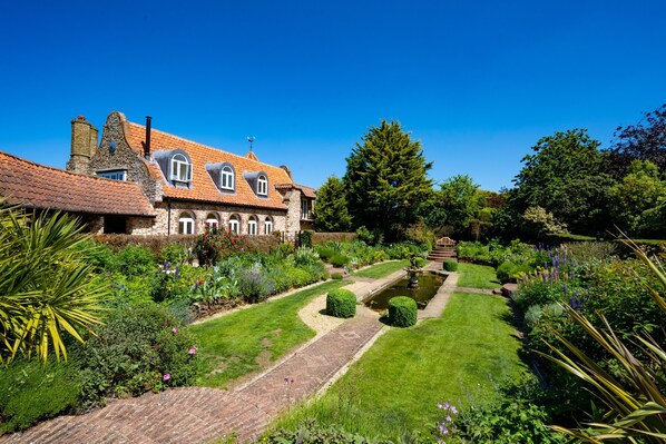 Appletree Barn, Brancaster: A Riviera Garden in Norfolk