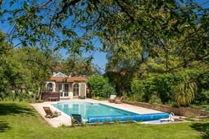 Appletree Barn, Brancaster: The swimming pool and tennis courts are available to use from May to the end of July, and for an additional month in September