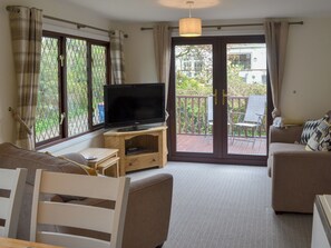 Light and airy living/ dining room | Josnor Chalet, Benllech