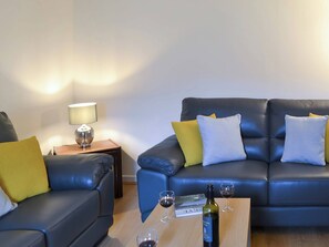 Living room with comfortable leather furniture | Arnish Cottage, Uigshadder near Portree