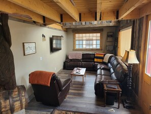 Take a load off and relax in the comfort of the family room while Larry the Lodge Bear holds up the loft with his deschutes snowboard.