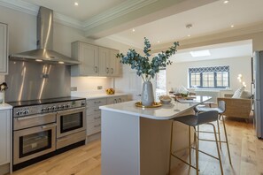 The Castle, Thornham: Well-equipped kitchen with island breakfast bar