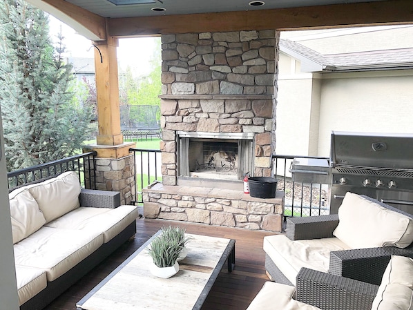 Back deck, fireplace and barbeque 