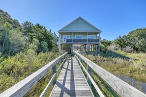 Walkway / Exterior - Marshside