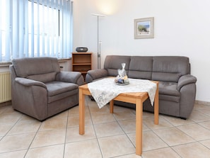 Wohnzimmer mit integriertem Küchenbereich
