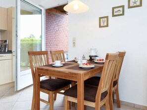 Wohnzimmer mit integriertem Küchenbereich