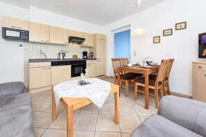 Wohnzimmer mit integriertem Küchenbereich
