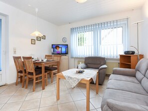 Wohnzimmer mit integriertem Küchenbereich