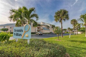 Welcome to Tennis Villas
