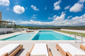 Rosmerta Villa is set in 540 m2 outdoor area with a 65 m2 private swimming pool!
