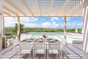 Beautifully designed dining area! Enjoy your meals with your loved ones.