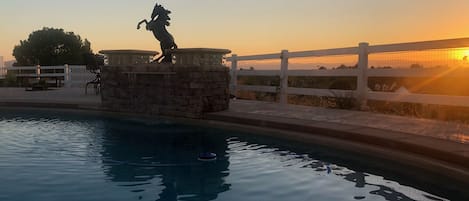 Heavenly Sunsets with pool, spa, BBQ, Firepit and 360 views of wine country. 
