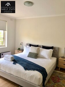 Fabulous light filled 2 bedroom Apartment- Malvern East