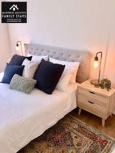 Fabulous light filled 2 bedroom Apartment- Malvern East
