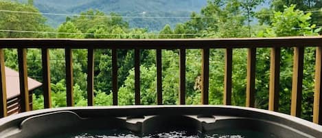 Soak In The Hot Tub With An Amazing View!