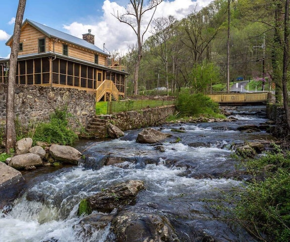 Incredible cabin located on the mighty Roaring Fork Stream!