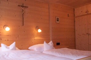 Schlafzimmer mit Himmelbett