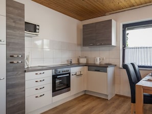 Cabinetry, Countertop, Möbel, Herd, Küche, Sinken, Gebäude, Holz, Küchengerät, Fenster