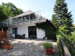 Pflanze, Himmel, Wolke, Eigentum, Gebäude, Blumentopf, Baum, Hütte, Wohngebiet, Holz
