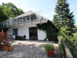 Pflanze, Himmel, Wolke, Eigentum, Gebäude, Blumentopf, Baum, Hütte, Wohngebiet, Holz