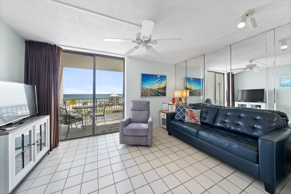 1 GS Surf + Racquet 515A Living Room