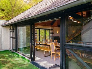 Door, Plant, Shade, Wood, Window, Building, Tree, Chair, Leisure, Residential Area