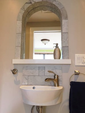 Tile detail in bathroom