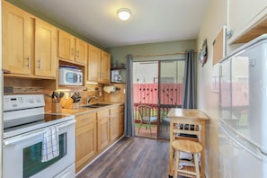 Full Kitchen for all your indoor dining needs.