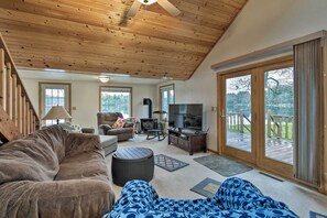 Living Room | Free WiFi | Smart TV | Pet Friendly w/ Fee