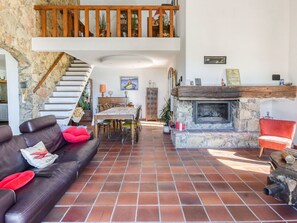 Property, Room, Living Room, Building, Floor, House, Furniture, Interior Design, Home, Real Estate