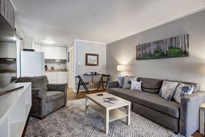 Quiet Top - Third floor condo