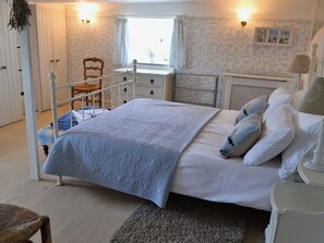 Double bedroom | Southview Cottage, Wellow, nr. Yarmouth