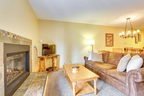 Living Room | Fireplace | Free WiFi | Flat-Screen TV