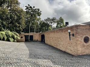 Fachada de la Casa desde el Parquiadero