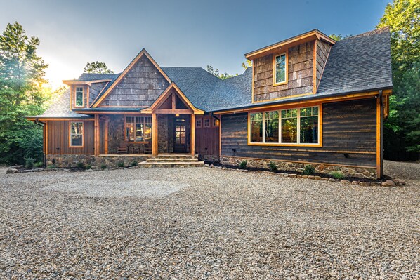 Knoll Creek - Luxury in a Creekside setting. 6 bedrooms, sleeps 19! 