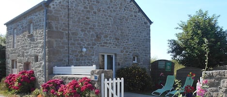 Maison indépendante dans hameau tranquille entre Barfleur et Montfarville .