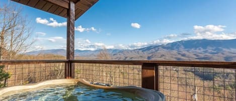 Hot Tub With An Amazing View!