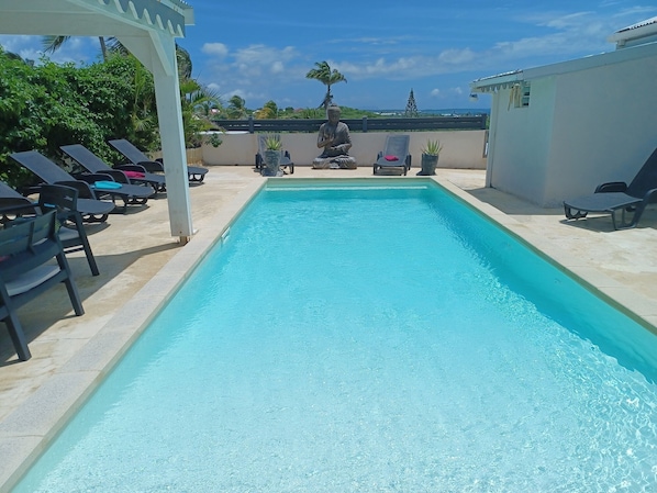 Piscine avec buses massantes