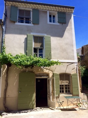 Façade avec au rdc la cuisine, les 3 fenêtres sont celles des chambres.