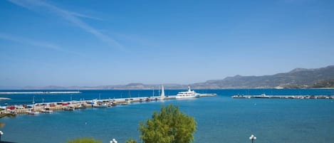 Uninterrupted view of the sea and the port promenade below