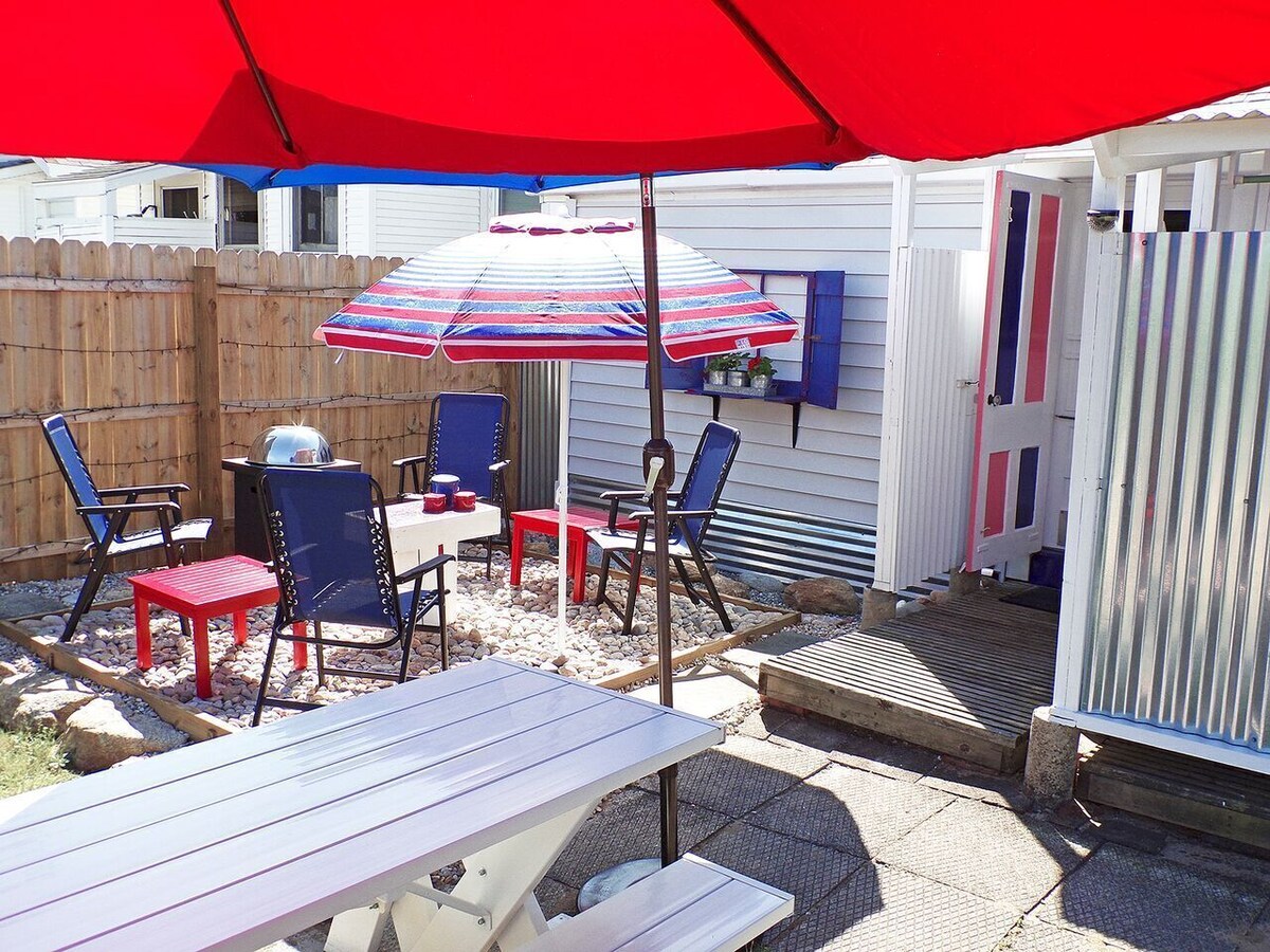 Cute, Cozy & Cool 2-bedroom, 1-bath cottage across the street from Clinton Beach