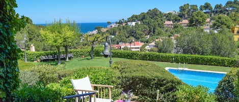 Sea view terrace in front of the pool