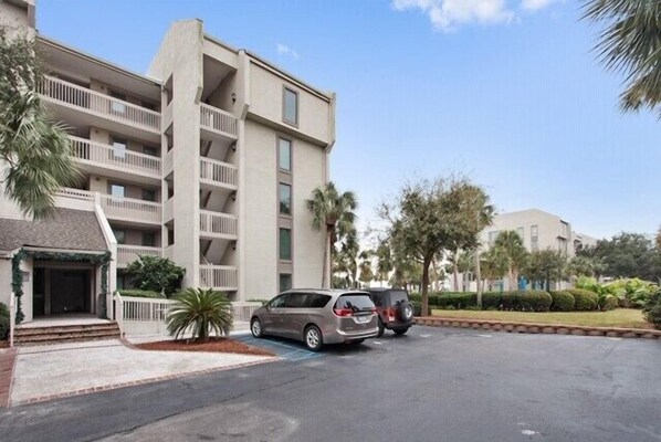 Park right in front and walk up one flight of stairs or use elevator for easy access to the unit!