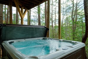 Helen Hideaway hot tub