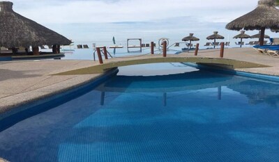 Hermosa casa con vista al mar en Laguna Shores Resort orientado a la familia