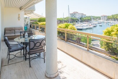 Nautic Palace Apartment with pool + parking + Air Conditioning near the sea