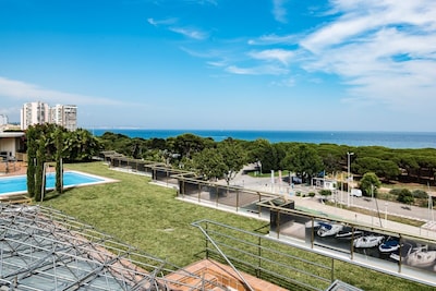 Nautic Palace Apartment with pool + parking + Air Conditioning near the sea