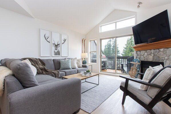 Vaulted ceilings and a cozy fireplace for those perfect apres moments.
