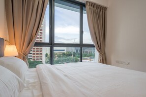 CHARMING 2 BR GATEWAY DRIVE,JURONG EAST