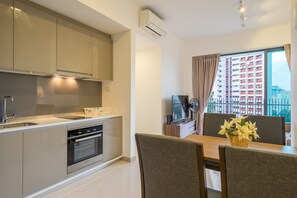 CHARMING 2 BR GATEWAY DRIVE,JURONG EAST